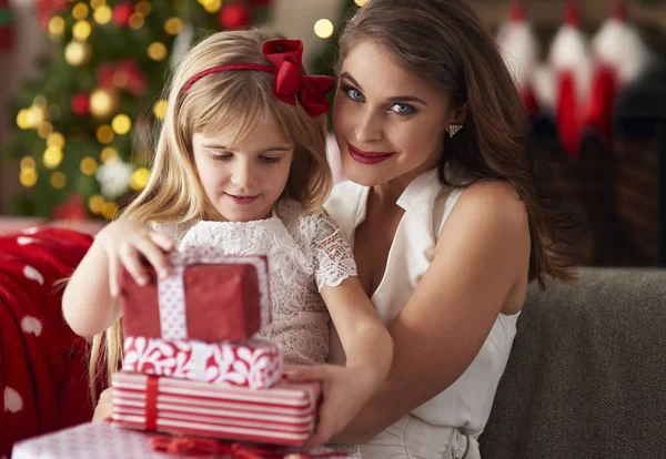 Menina com a mãe em casa — Fotografia de Stock