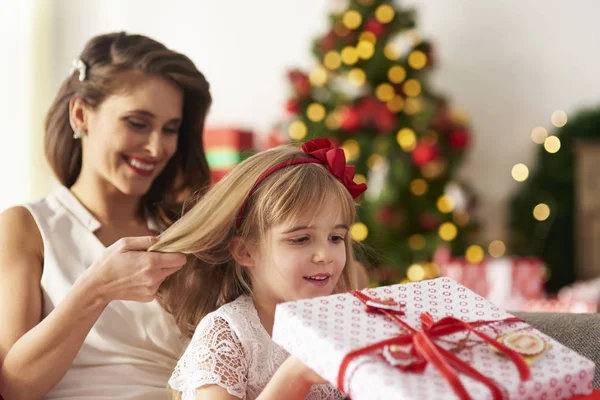 Bambina con madre a casa — Foto Stock