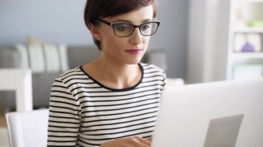 Bilgisayarda Çalışan Kadın