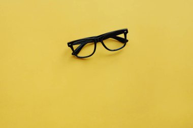 Masanın üzerinde gözlük