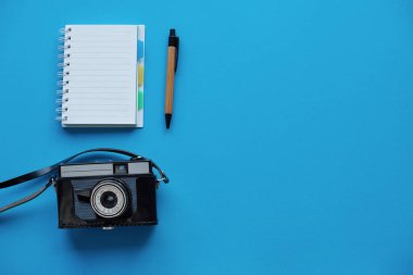 Kamera ve dizüstü doğrudan yukarıdaki