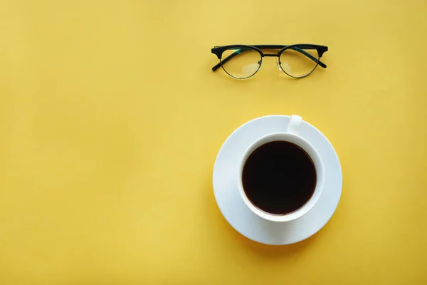 Kopp kaffe och glasögon — Stockfoto