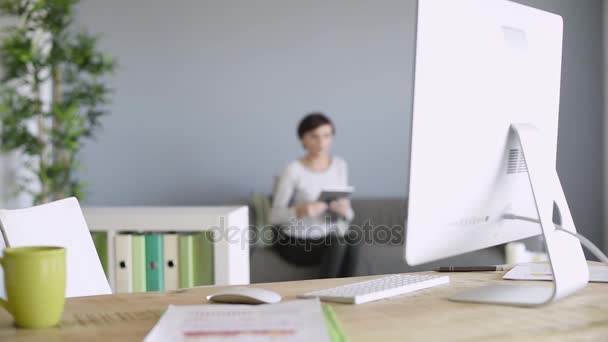 Woman working on computer — Stock Video