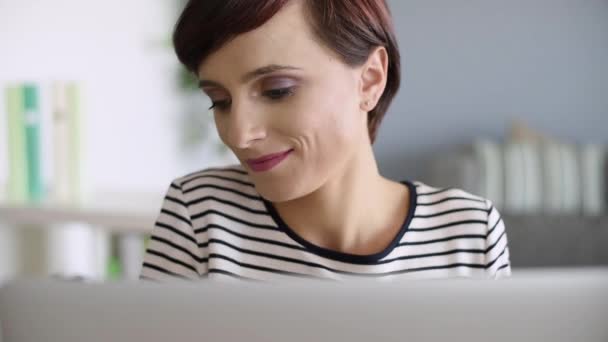 Женщина, работающая на компьютере — стоковое видео