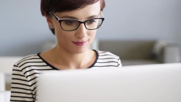 Frau arbeitet am Computer — Stockvideo