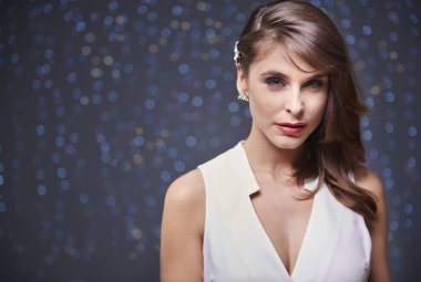 Beyaz elbiseli güzel bir kadın. 