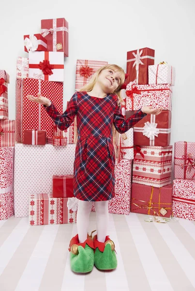 Niña rubia con muchos regalos — Foto de Stock