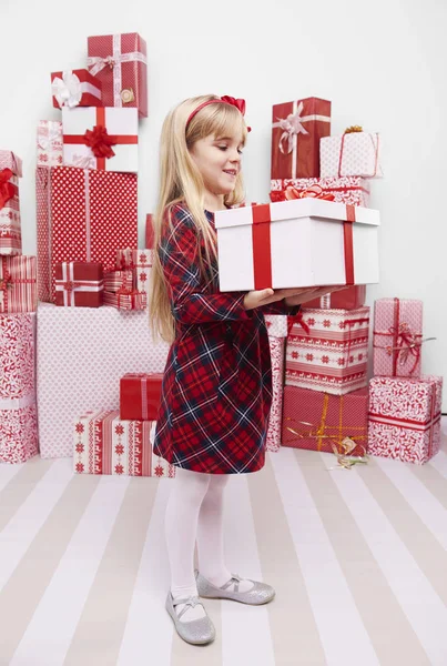 Niña rubia con muchos regalos — Foto de Stock