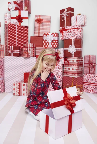 Pek çok hediye ile küçük sarışın kız — Stok fotoğraf