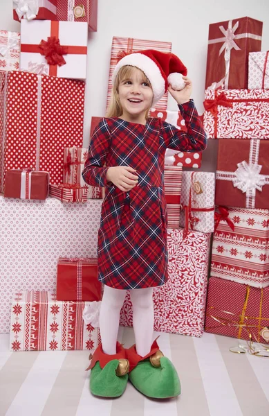 Μικρή ξανθιά κοπέλα με πολλά δώρα — Φωτογραφία Αρχείου