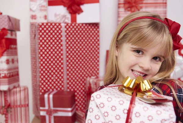 Niña rubia con muchos regalos —  Fotos de Stock