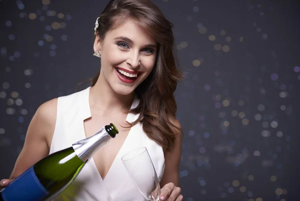 Kvinna anläggning champagne — Stockfoto