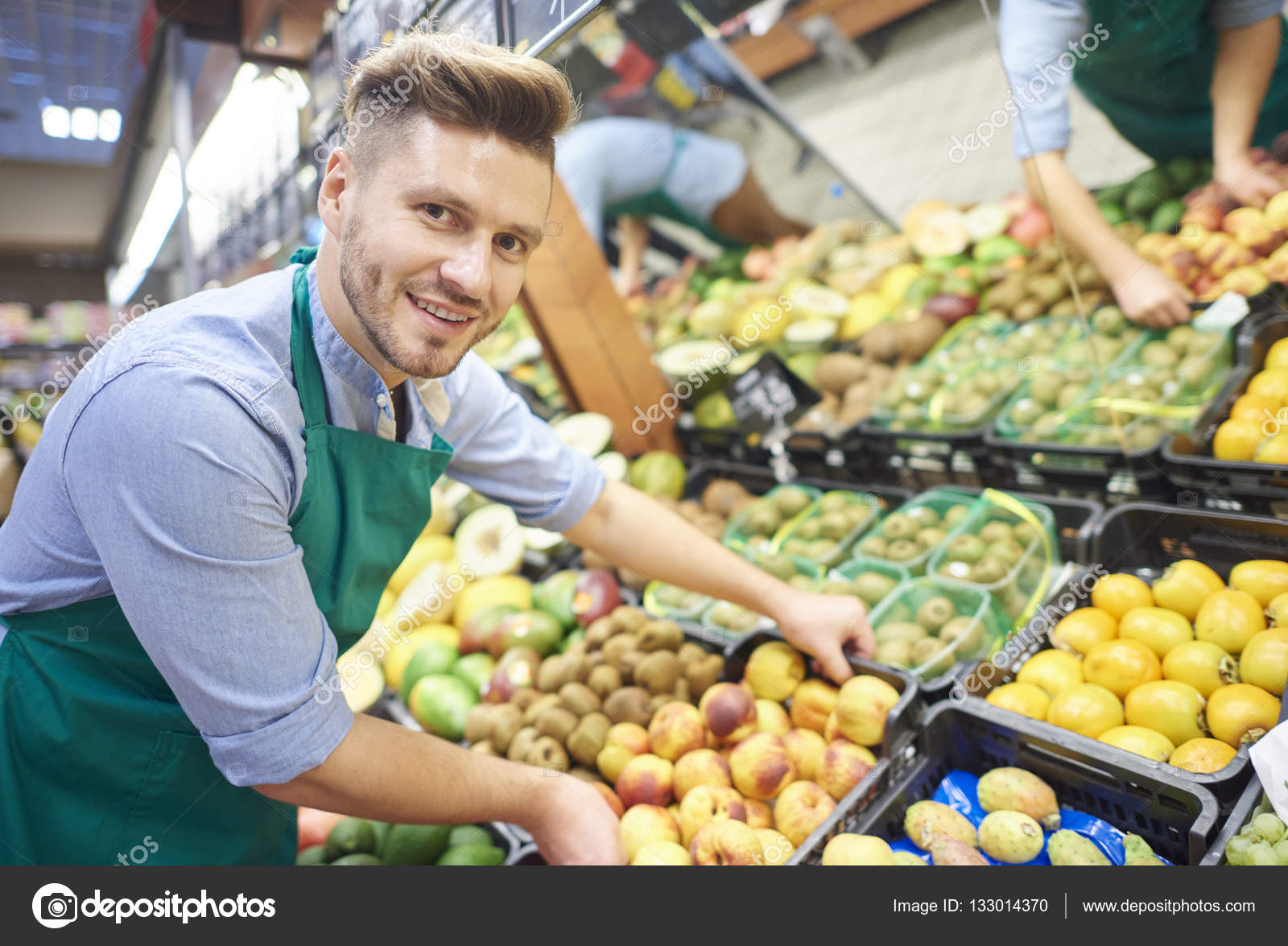 переборка овощей. работник теплицы. работа с ежедневной оплатой овощи. переборка овощей и фруктов. продавец овощи фрукты.