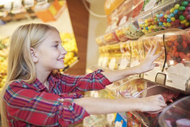 bakkal dükkanı kız