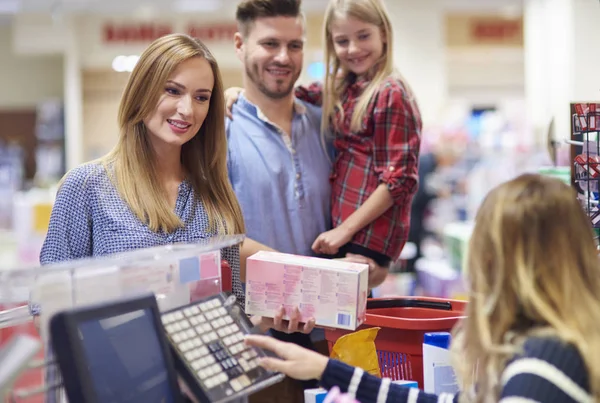 Сім'я за покупками в супермаркеті — стокове фото