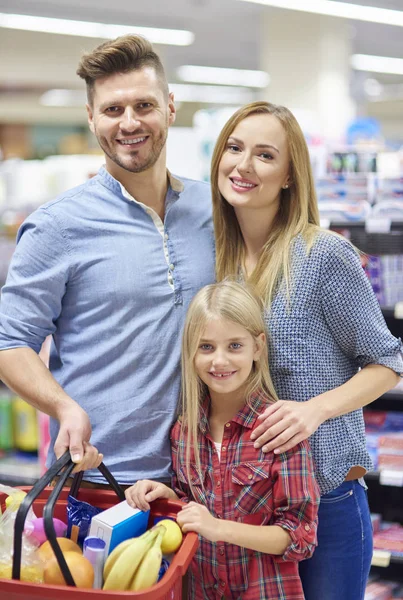 Rodina na nakupování v supermarketu — Stock fotografie