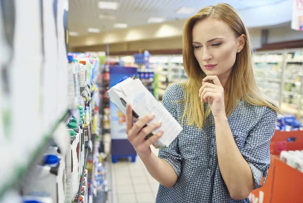 Mujer elegir productos adecuados — Foto de Stock