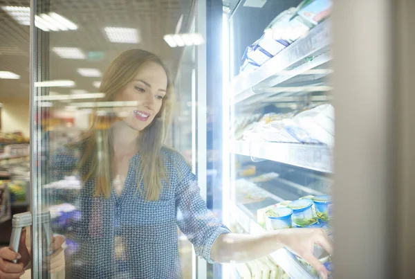 Женщина выбирает правильные продукты — стоковое фото