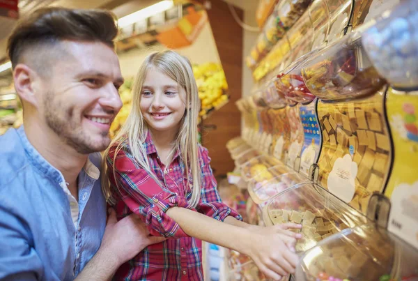 Eftertänksam pappa med härlig dotter — Stockfoto