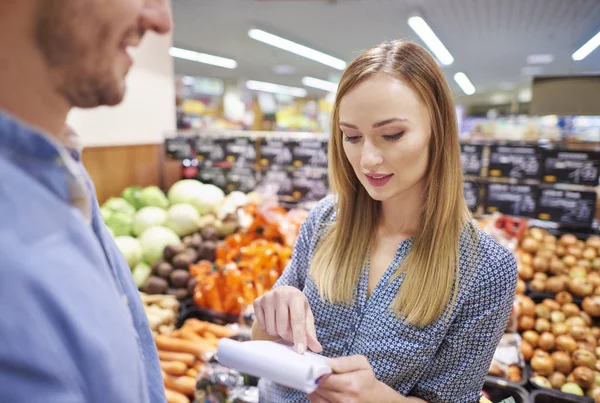 Marido e mulher em compras — Fotografia de Stock