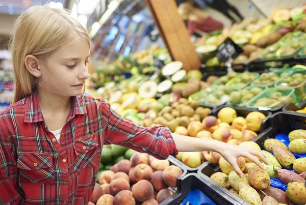 Девушка в продуктовом магазине — стоковое фото