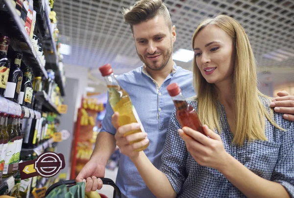 Marido e mulher em compras — Fotografia de Stock