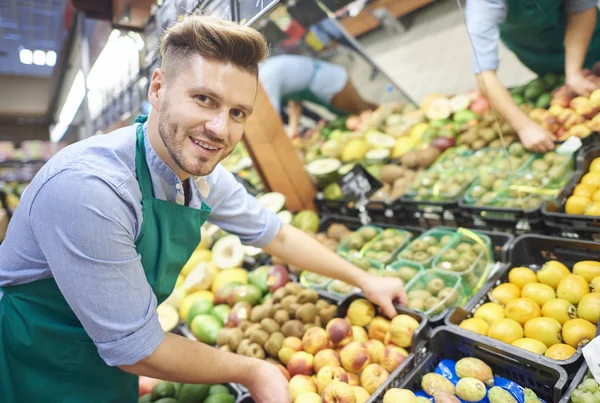 Człowiek ciężko pracuje w supermarkecie — Zdjęcie stockowe