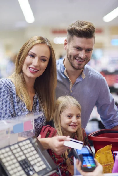 Familie op het winkelen bij de supermarkt — Stockfoto