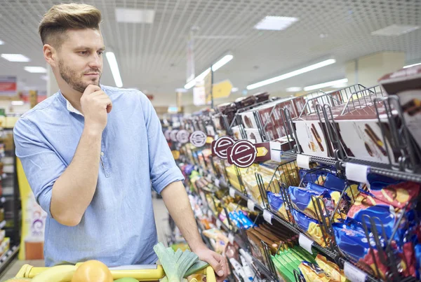 Mann im Supermarkt beim Einkaufen — Stockfoto
