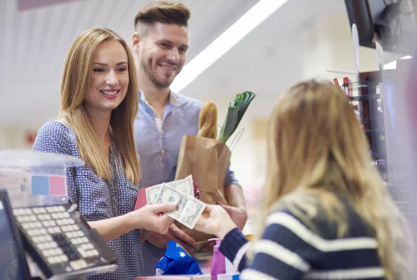 Man en vrouw aan het winkelen — Stockfoto