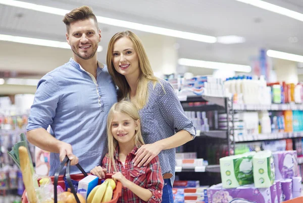 Familie op het winkelen bij de supermarkt — Stockfoto