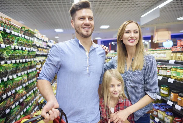 スーパーで買い物の家族 — ストック写真