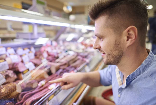 El hombre de compras en la tienda de comestibles local — Foto de Stock