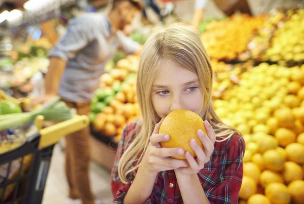 Ragazza nel negozio di alimentari — Foto Stock