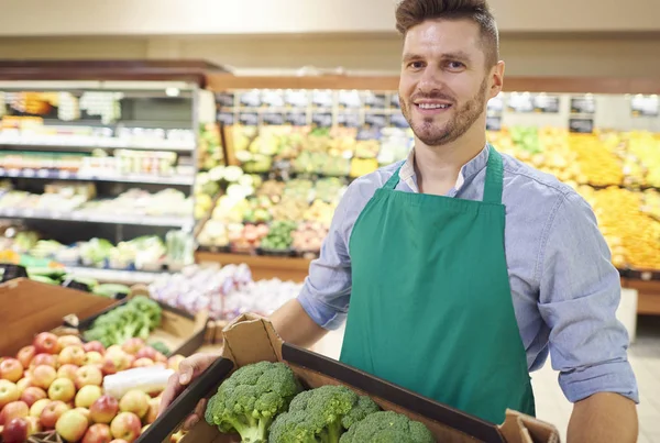 Jonge verkoper houden vak van broccoli — Stockfoto