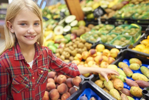 Girl in grocery shop — Stock Photo, Image