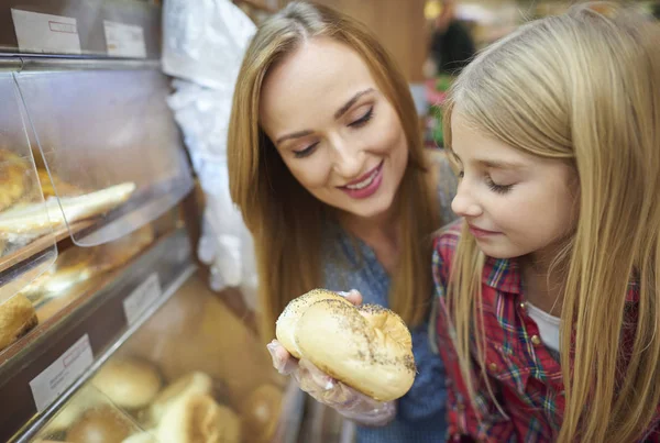 Little daughter helps mummy while shopping — Stock Photo, Image