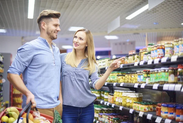 Frau und Mann beim Einkaufen — Stockfoto
