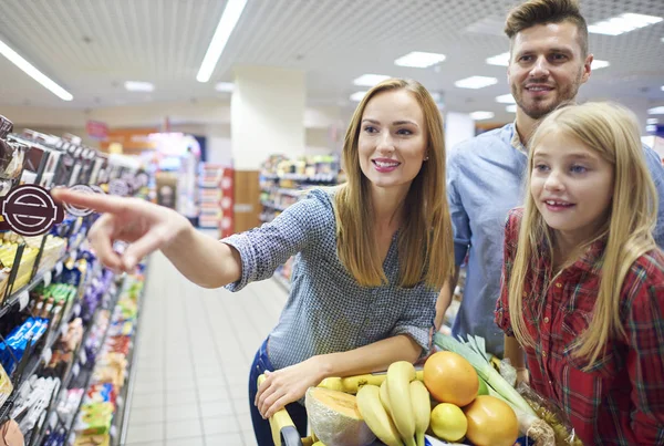 Rodina na nakupování v supermarketu — Stock fotografie