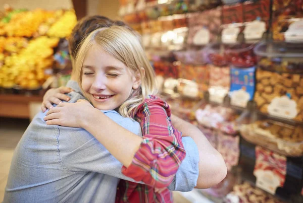 Happy daughter hugging her father — Stock Photo, Image