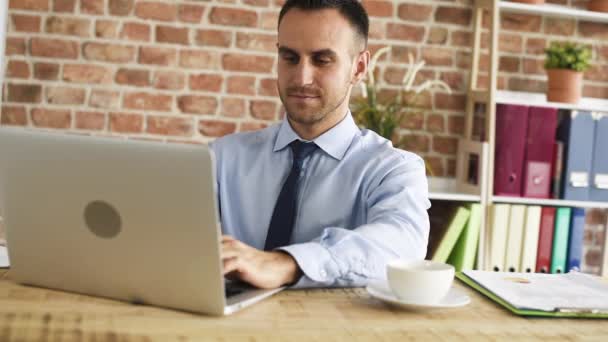 Werken op de computer en het drinken van koffie — Stockvideo