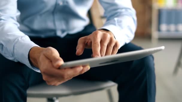 Uomo d'affari navigando il suo tablet digitale — Video Stock