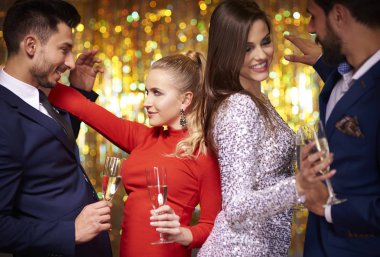 arkadaşlar yeni yıl kutlama