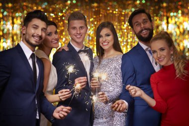 kutlama yeni yıl gençler