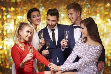 bir grup genç insan eğleniyor