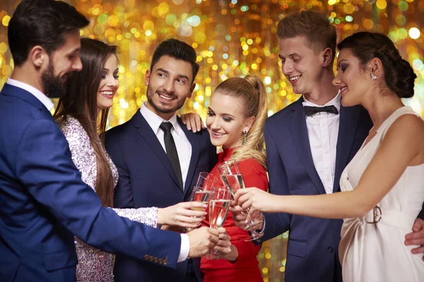 Los jóvenes celebran el año nuevo — Foto de Stock