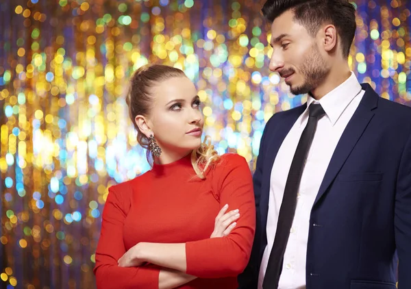 Mulher elegante olhando para o seu homem — Fotografia de Stock