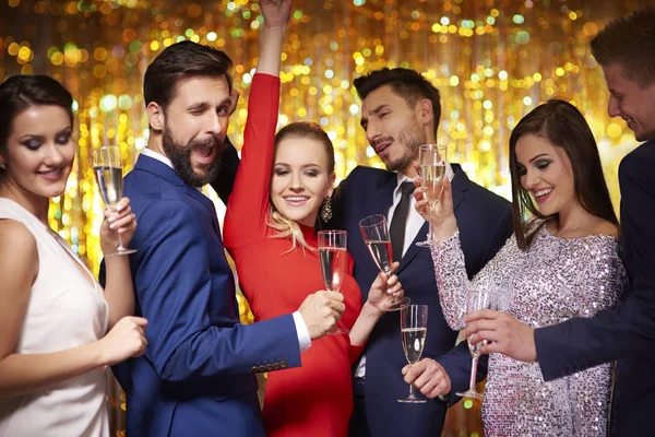 Young people celebrating new year — Stock Photo, Image