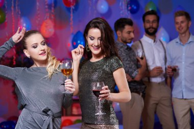 arkadaşlar gece partide