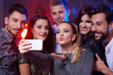 kutlama yeni yıl gençler